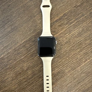 Apple Watch Series 3, 38 mm bloqueado solo para piezas - Imagen 1 de 5