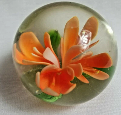 Pisapapeles redondo de vidrio artístico atrapasol flor hoja estatuilla melocotón 2" Foto 1 de 4