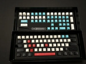 Matrix Keyboards - Set di tappi per tasti cremisi Matrix Keycaps T1 taglia-104 - Foto 1 di 5