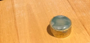 Exquisite vergoldete Nephrit Jade Pillen-/Schmuckdose 1 1/4 Zoll D - Bild 1 von 3