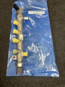 VW CADDY MAXI 1.6 2.0TDi FUEL INJECTION RAIL + PRESSURE SENSOR 04L089G - Picture 1 of 7
