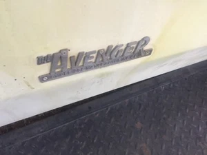 ETIQUETA/PLACA CON NOMBRE ORIGINAL AVENGER JET BOAT - Imagen 1 de 1