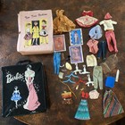 GROSSES SET VINTAGE 1960er Jahre Barbie Pferdeschwanz Etuis Kleidung Zubehör Karten 40+ Artikel