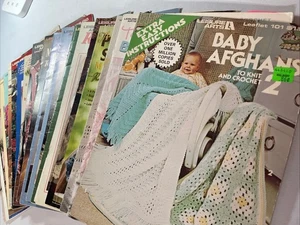 Lotto di 22 libri afghani opuscoli uncinetto cucito maglia usati tempo libero arte libro-no filato - Foto 1 di 24