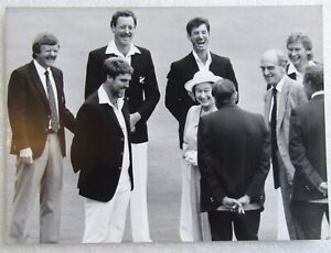 Original Large Press Photo - 1986 Queen Elizabeth II - Cricket, Dickie, Gatting