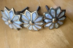 Perilla de gabinete vintage con mango de metal y flor dorada abulón cajón precio por perilla - Imagen 1 de 3