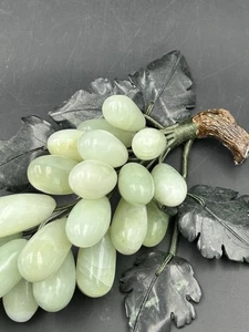 Vintage 8" Alabaster Stein Trauben mit Steinblättern und Holzstiel, grün LESEN - Bild 1 von 4
