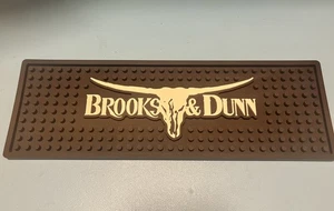  BROOKS & DUNN barra corredor de rieles alfombra de goma cueva licor nuevo County Music - Imagen 1 de 5