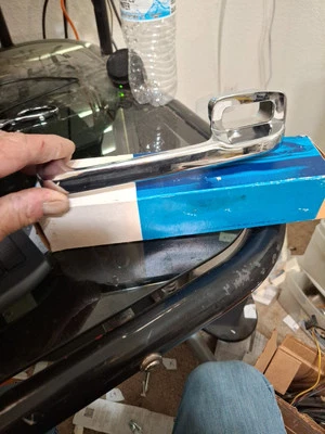 Nuevo de Lote Antiguo Ford Econoline Club Wagon 1975-1991 Manija de Puerta Exterior Derecha D5uz-1122404 OEM Foto 1 de 4