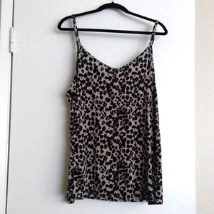 Torrid superweiches ärmelloses Top Gepard Stretch Cami doppelter V-Ausschnitt gebraucht, in einwandfreiem Zustand Größe 3 - Bild 1 von 3