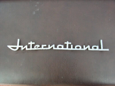 Camión Internacional 1957-1960 emblema guardabarros delantero placa de identificación original Foto 1 de 4