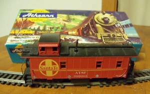 Vintage ATHEARN #1269 HO RED CUPOLA CABOOSE SANTA FE ATSF MONTIERTER ZUGWAGEN - Bild 1 von 3