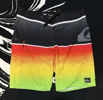 Quiksilver Men's Boardshorts Size 34 - Image 1 of 2