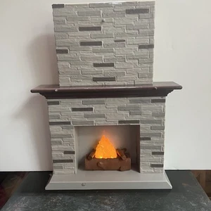 Our Generation Puppe Kamin Mantel 18" groß, Feiertagsfeier, GETESTET FUNKTIONIERT - Bild 1 von 16