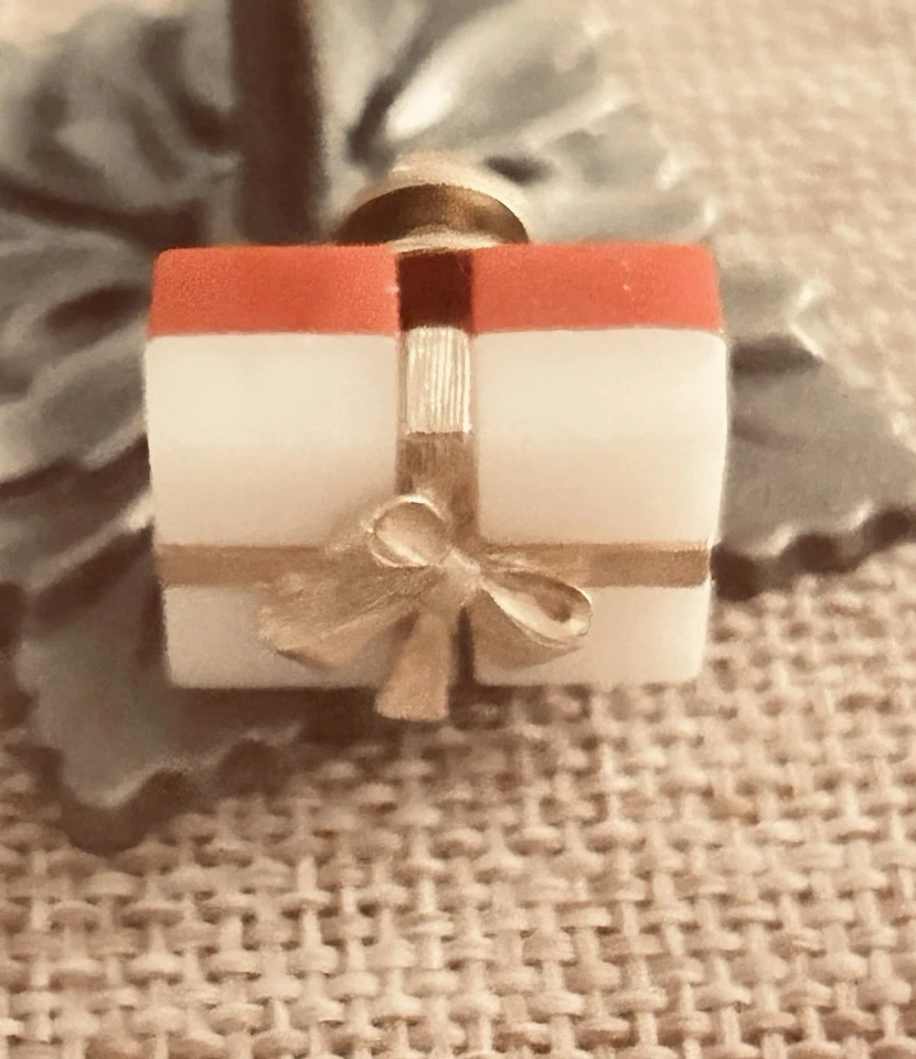 Винтажный Avon Lucite подарок красный и белый золотой бант заколка назад/галстук - двусторонний - Изображение 1 из 1