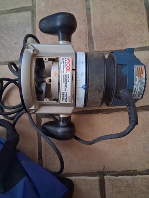 Router con bolsa Ryobi R1801M1 1,5 HP Foto 1 de 3