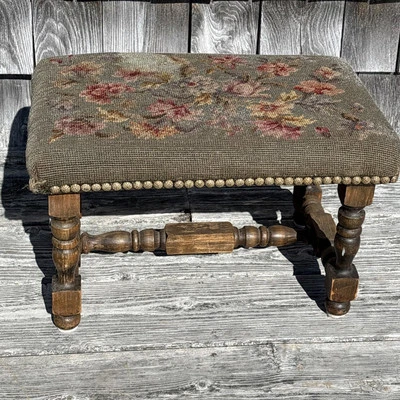 "Reposapiés antiguo patas de madera torneadas punta de aguja 17x11x10"" hecho por abuela en mal estado de colección" Foto 1 de 4