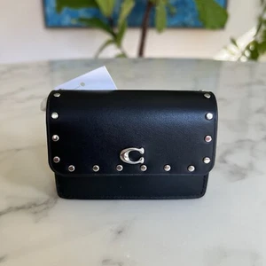 Neu mit Etikett Coach Leder-Kartenetui mit halber Klappe und Nieten schwarz silber Crossbody CT923 150 $ - Bild 1 von 11