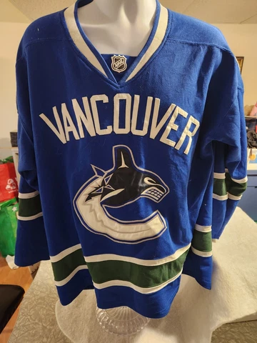 Vancouver Canucks Roberto Luongo #1 Reebok CCM NHL Stitched Blue Jersey Size 52 Cover