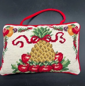 Almohada de punta de aguja Williamsburg de colección manzanas piña colgante de puerta de Navidad - Imagen 1 de 4