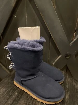 Botas UGG Bailey Bow Diagonal Rayas en Azul Marino Para Mujer Talla 8 Usadas en Excelente Condición Foto 1 de 4