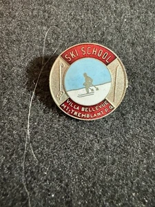 Pinback esmaltado vintage PIN escuela esquí Villa Bellevue MT Tremblant P.Q. Canadá - Imagen 1 de 2