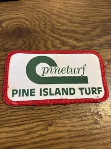 Parche vintage de césped Pineturf Pine Island - 2-1/2" x 4-1/2" - Imagen 1 de 2