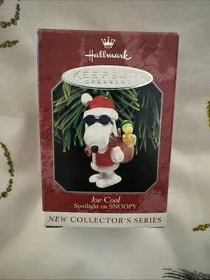 Joe Cool Snoopy & Woodstock Sello Peanuts Ornamento 1998 Primero en Serie De Colección Foto 1 de 3