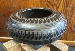 Vintage Mata Ortiz rund schwarz auf schwarz signiert von Ruben Rodriguez Schale Vase - Bild 1 von 11