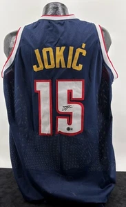 Camiseta deportiva firmada por Nikola Jokic de los Denver Nuggets JSA - Imagen 1 de 1