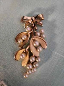 Spilla a nastro vintage Trifari tono oro con foglie e fiocco di perle finte - Foto 1 di 9