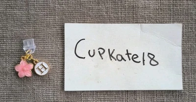 Enchufe antipolvo USB tipo C con letra H y dijes de flores rosas protector de plástico para teléfono Foto 1 de 2