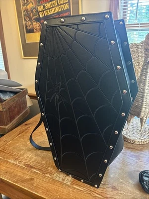 Muñecas Kill Coffin Bolso de fin de semana Viuda Negra 26” Disfraz de miércoles Foto 1 de 4