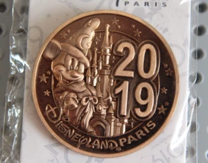 Disneyland Paris Mickey Mouse Medaillon 2019 Goldmünze Pin Anstecker Neu - Bild 1 von 2