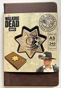 Nuovo "Rick Grimes Badge Notebook" AMC The Walking Dead Esclusivo Drop Box Replica - Foto 1 di 4