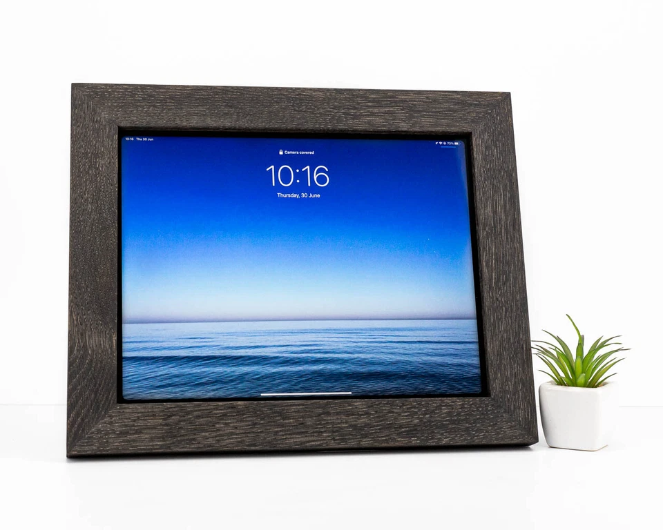 Hochwertiger iPad-Halter aus Schwarzem Eichenholz, Öko-Rahmen Stellen o. Hängen - Bild 1 von 4