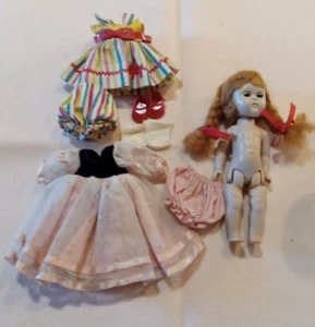 Vintage Ginny Vogue Puppe und 2 Outfits von 1954 und 1956 mit Medford Etiketten - Bild 1 von 5