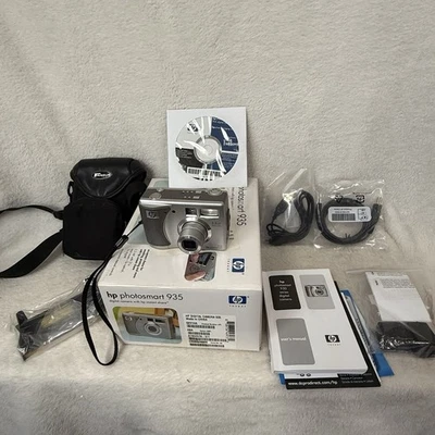 HP Photosmart 935 SEE VIDEO 5.3 MP Digital Camera 3x / 7x Zoom W/ Box Contents - Image 1 of 4
