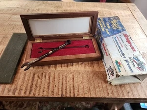 Snap On Tool serie firma Dale Earnhardt llave grabada caja nogal 1998 - Imagen 1 de 9
