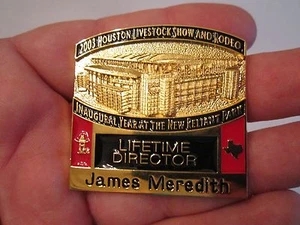 2003 HOUSTON LIVESTOCK SHOW AND RODEO METAL BADGE - LIFETIME DIRECTOR - BOX BGS - Picture 1 of 2