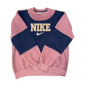 Nike Reworked Sweatshirt Herren mittelbraun blau bestickt Spruch Logo - Bild 1 von 4