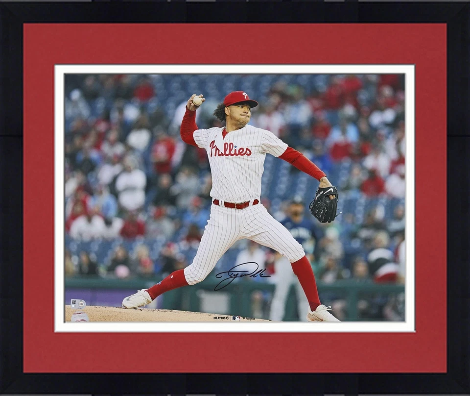 Foto de lanzamiento 16x20 firmada por los Filis de Filadelfia de Taijuan Walker enmarcada Foto 1 de 1