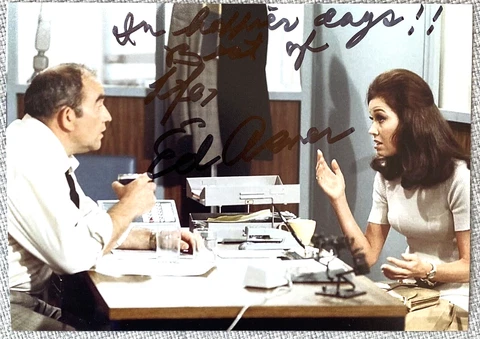 Ed Asner Signed In Person 5x7 Photo - The Mary Tyler Moore Show, Authentic Cover