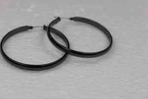 1 7/8" GUNMETAL CREOLEN ~ KEINE MÄNGEL ~ MODE ~ 1/4" BREIT ~ ABGERUNDETER RAND ~ UNSIGNIERT - Bild 1 von 3