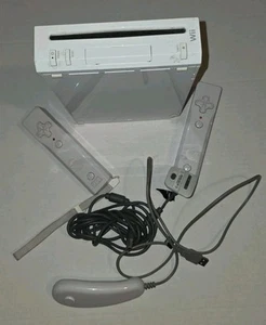 Consola Nintendo Wii RVL-001 Blanca 2 Mandos a Distancia Barra Sensor Nunchuk Solo Para Piezas - Imagen 1 de 9