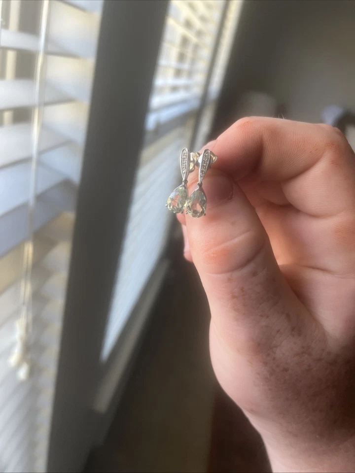 Brincos femininos Helzberg com gota de ametista verde e safira branca - Imagem 1 de 4