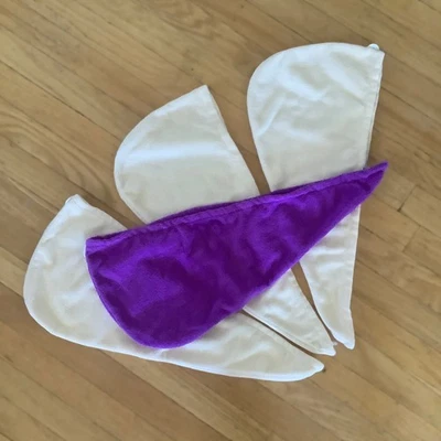 Usado en Excelente Condición Lote de 4 Toallas para el Cabello de Poliéster - 3 Crema y 1 Púrpura Foto 1 de 4