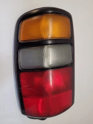 2004-2006 CHEVROLET SUBURBAN 1500 LH Driver Left Tail Light 15224181  - Image 1 of 4