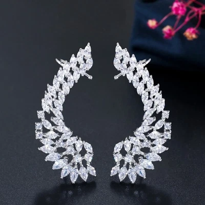 Pendientes para mujer enchapados en plata de circón cúbico simétrico con perno prisionero de oreja Foto 1 de 4