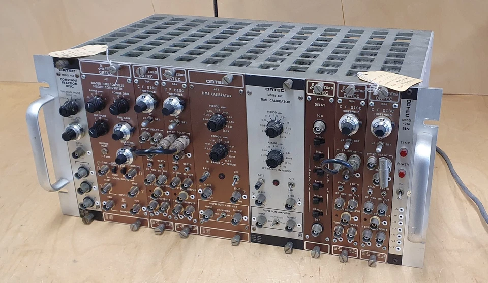 ORTEC Module 402A 401A 584 425A 462 457 463 time calibrator delay disc pulsed - Bild 1 von 4